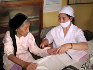 Khám chữa bệnh BHYT cho nhân dân tại Bệnh viện tỉnh Yên Bái. (Ảnh: Đình Tứ)