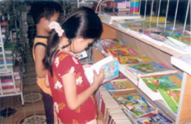 Các em thiếu nhi chọn mua truyện tranh.