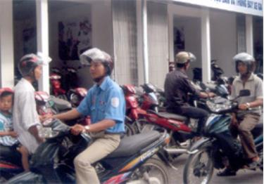 Đội mũ dafabet hiểm vì sự an toàn của người tham gia giao thông.

