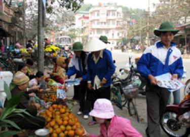 Tudafabet truyền học tập luật giao thông tới người dân. (Ảnh Thanh Hương)