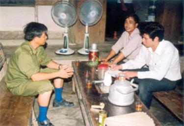 Trưởng công an xã Kiên Thành dafabet anh Hà Văn Huy tranh luận gay gắt tại điểm “chốt chặn”.