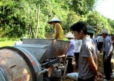 Lục Yên là địa phương có phong trào kiên cố hóa đường giao thông nông thôn mạnh nhờ phương thức “Nhà nước và nhân dân cùng làm”. (Ảnh: Thành Trung)

