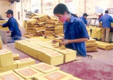 Sản xuất giấy vàng mã 
xuất khẩu. (Ảnh: P.V)

