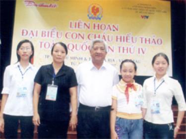 Bùi Thị Thu Nga đứng ngoài cùng bên trái.