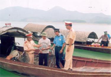 Cảnh sát giao tai m88 vin và thanh tra giao tai m88 vin phối hợp xử lý vi phạm ATGT trên hồ Thác Bà.
