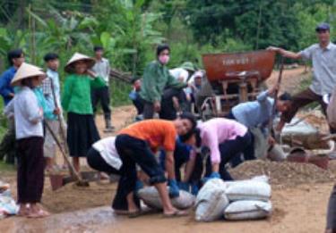 Bà con dân tộc Tày ở An Phú tham gia làm đường giao thông.