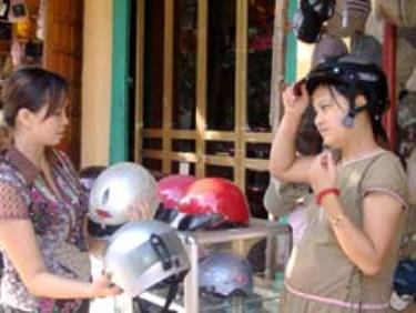 Người dân dafabet link chọn mua mũ bảo hiểm.