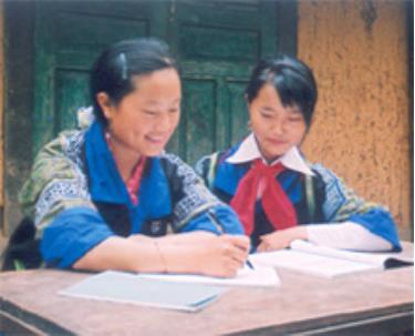Hai chị em Vàng Thị Lỳ và Vàng Thị Mẩy tự học tại nhà sau giờ chính khóa.