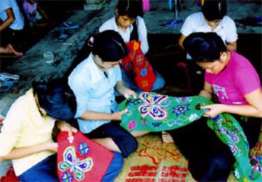 Hàng thêu thổ cẩm của phụ nữ thị xã Nghĩa Lộ đang được khách du lịch ưa chuộng.

