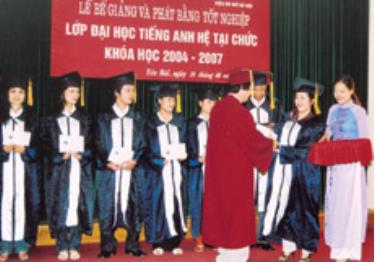 Lễ bế giảng và phát bằng tốt nghiệp cho các học viên lớp đại học tiếng Anh hệ tại chức, khóa học 2004 - 2007.