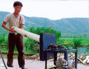 Anh Nông Đức Ngàn thái chuối bằng chiếc máy do mình tự chế tạo.