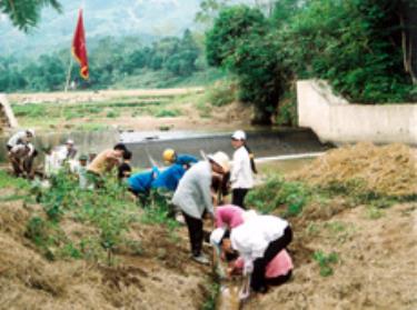 Đoàn xã Cát Thịnh - Văn Chấn nạo vét kênh mương nội đồng. (Ảnh Văn Tuấn)