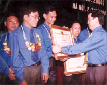 Hứa Văn Giáp nhận Bằng khen của Thủ tướng Chính phủ năm 2004.