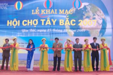 Các đồng chí lãnh đạo tỉnh Yên Bái cắt băng khai trương Hội chợ Tây Bắc 2007.