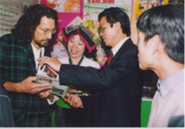 Khách nước ngoài thăm quan và tìm hiểu báo chí dafabet com tại Hội báo Xuân năm 2005.