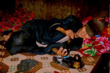 Những người cao tuổi, nghiện lâu năm là khó khăn trong công tác cai nghiện ở vùng cao. (Ảnh Sùng Đức Hồng)
