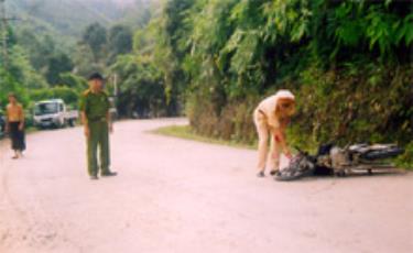 Cảnh sát giao thông huyện Lục Yên xử lý tai nạn trên quốc lộ 70.