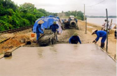 Đường kè cầu Móc Tôm khu vực giáp ranh giữa hai xã Đào Thịnh và Báo Đáp (Trấn Yên) khi đang thi công, nay đã đưa vào sử dụng.