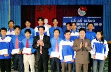 PGS - TS Vũ Hồng Tiến - Phó GĐ Học viện thanh thiếu niên Việt Nam trao bằng tốt nghiệp cho các học viên.