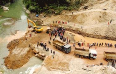 Lễ ngăn dòng công trình Thủy điện Ngòi Hút 1, xã Phong Dụ Thượng, huyện Văn Yên ngày 7/12/2007.
(Ảnh: Hoàng Đô)
