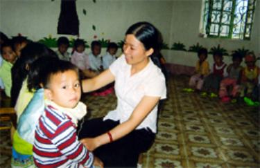 Cô giáo Nguyễn Thị Huyền và các cháu lớp mầm non ghép 3+4 tuổi Trường Mầm non Hoa Hồng xã Nậm Có.