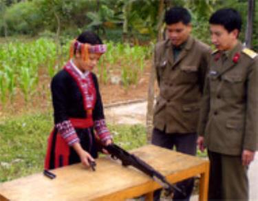 Thiều Thị Nguyệt thao tác tháo lắp súng.