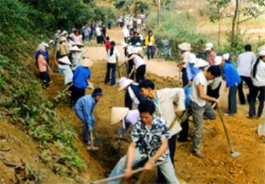 Nhân dân xã Cẩm Nhân, huyện Yên Bình tham gia tu sủa đường giao thông nông thôn.