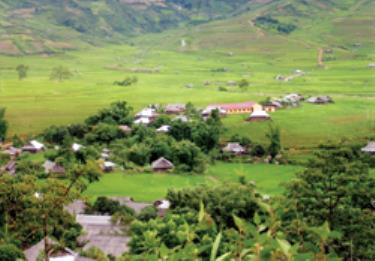 Bản định 
cư dưới chân đèo Khau Phạ.
(Ảnh: Thanh Ba)
