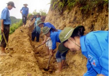 Thanh niên tình nguyện tham gia làm thuỷ lợi tại xã Chế Cu Nha, huyện Mù Cang Chải. (Thu Hạnh)