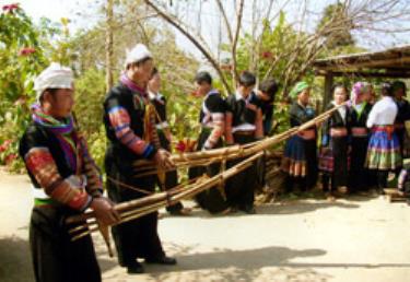 Múa khèn trong ngày hội truyền thống của đồng bào Mông Suối Giàng, huyện Văn Chấn.