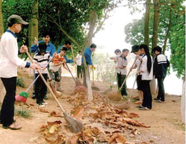 Các đoàn viên thanh niên quét dọn, vệ sinh tại khu vực công viên Yên Hòa (TP Yên Bái).