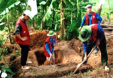 Tình nguyện viên chữ thập đỏ huyện Lục Yên làm nhà vệ sinh cho các hộ thôn làng Ro - xã Phan Thanh.