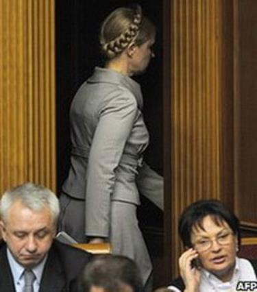 Bà Tymoshenko buộc phải từ chức sau khi chính phủ của bà bị bỏ phiếu bất tín nhiệm