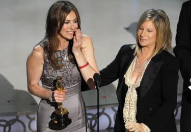 Nữ đạo diễn Kathryn Bigelow (trái) xúc động nghẹn ngào khi lên nhận giải Oscar từ tay ca sĩ Barbra Streisand. Bà trở thành nữ đạo diễn xuất sắc nhất đầu tiên trong lịch sử Oscar.
