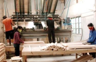 Một xưởng chế biến gỗ rừng trồng ở cụm công nghiệp xã Báo Đáp.