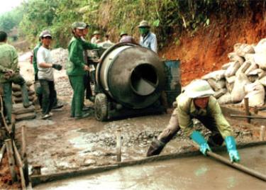 Nhân dân xã Tân Hợp (Văn Yên) góp trên 600 triệu đồng làm đường bê tông kiên cố. (Ảnh:T.A)