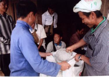 Người dân xã Bản Công (Trạm Tấu) nhận phân bón hỗ trợ sản xuất. (Ảnh: Anh Dũng)
