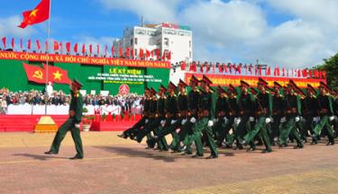 Duyệt binh mừng kỷ niệm chiến thắng Buôn Ma Thuột, giải phóng Đắc Lắc.