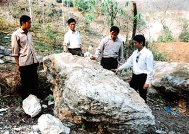 Kiểm tra tình hình khai thác đá cảnh tại thôn Suối Lóp.