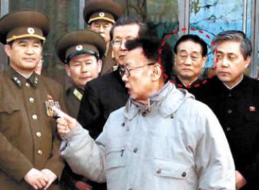 Ông Pak Nam-Gi, người đứng thứ hai từ bên phải, tháp tùng nhà lãnh đạo Kim Jong-Il và các quan chức cao cấp chính quyền Bình Nhưỡng khi đi thăm ĐH Kim Il-Sung hồi tháng 3-2009. 
