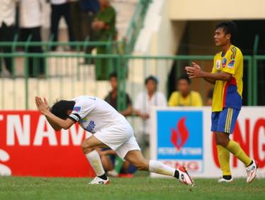 Còn đây là lúc Công Vinh đã đánh mất mình.