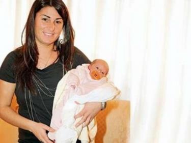 Cô Giulia Elia, 29 tuổi, ở Neapel của Italy và cháu ngoại.