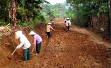 Nông dân xã Cường Thịnh (Trấn Yên) làm đường giao thông liên thôn. (Ảnh: Hà Linh)

