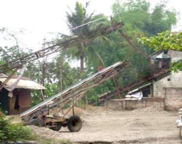 Không có hàng, các băng tải trong dây chuyền đãi sỏi nằm không.
