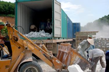 Vận chuyển nguyên liệu sản xuất bột đá CaCO3 ở Công ty cổ phần Mông Sơn. Ảnh M.Q