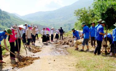 Đoàn viên thanh niên xã Hát Lừu (Trạm Tấu) tham gia tu sửa đường giao thông nông thôn.