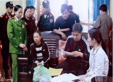 Lực lượng công an triệt phá một tụ điểm phạm tội về ma túy ở tổ 53, phường Nguyễn Thái Học, thành phố Yên Bái.

