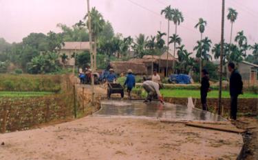 Bê tông hóa đường giao thông liên thôn tại xã Tuy Lộc (thành phố Yên Bái).
