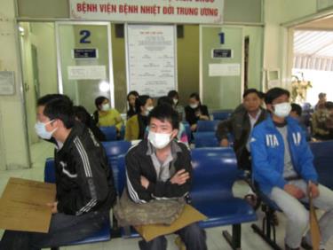 Bệnh nhân đến khám do nghi cúm A/H1N1 rất đông dù đã gần 11h trưa, ảnh chụp ngày 15/3.