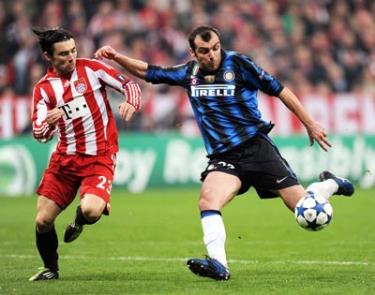 Goran Pandev (phải) là người hùng của Inter Milan. Ảnh: AFP